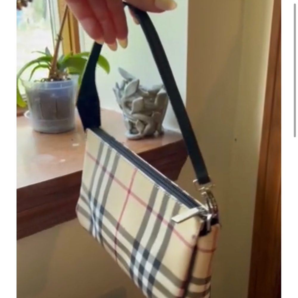 Burberry London Mini Pochette - NOVA CHECK
Vintage Shoulder Bag - Picture 2 of 16